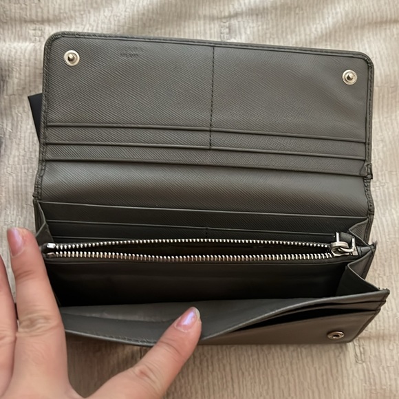 Authentic grey Prada wallet - Picture 4 of 4